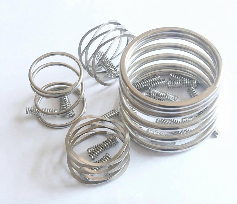 Compression spring and a set of thrust rings